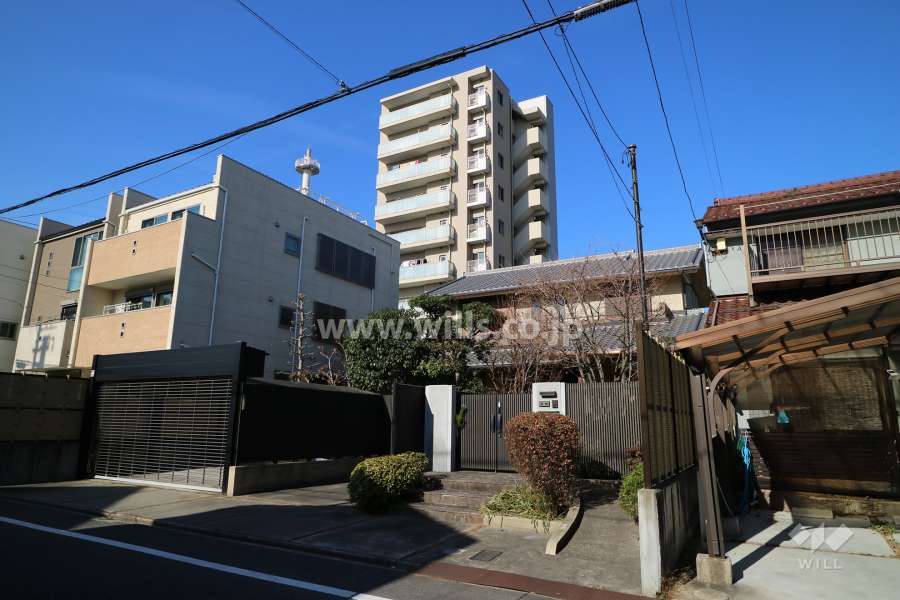 プラウド御器所紅梅町の遠景。周辺は区画の整った静かな住宅地。近くを山王通が走っています。