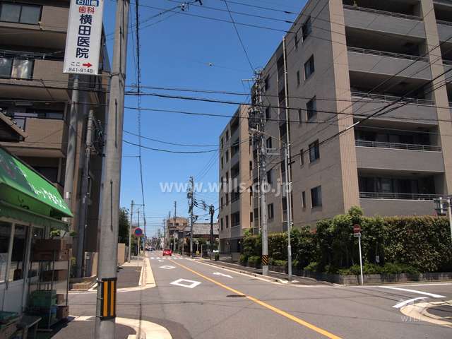 敷地東側の前面道路（南から）