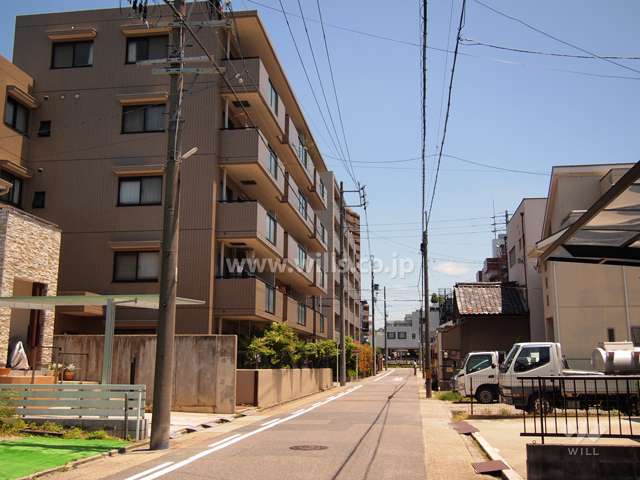 敷地南側の前面道路