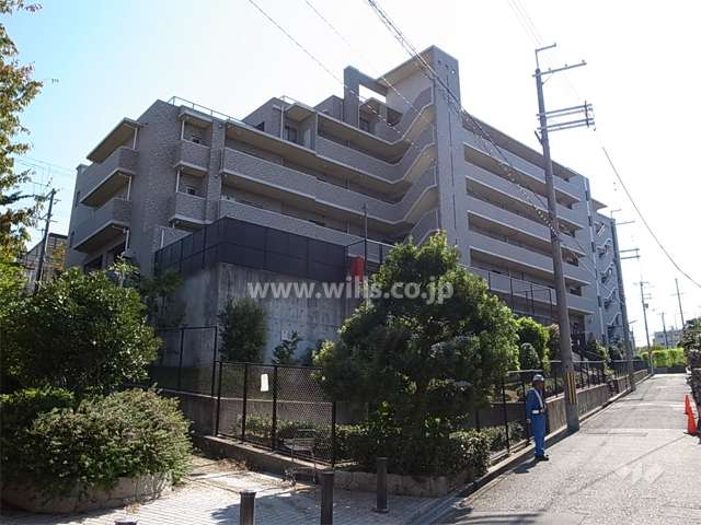 敷地の西側は一段低く、一戸建てが立ち並ぶ住宅地です。