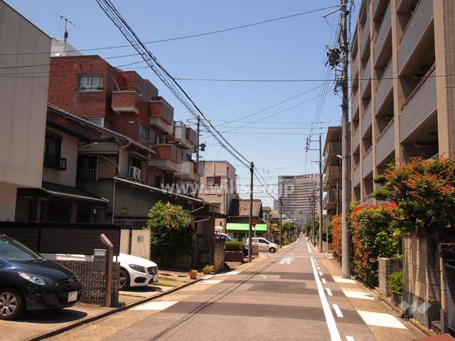 敷地北側の前面道路(東から)