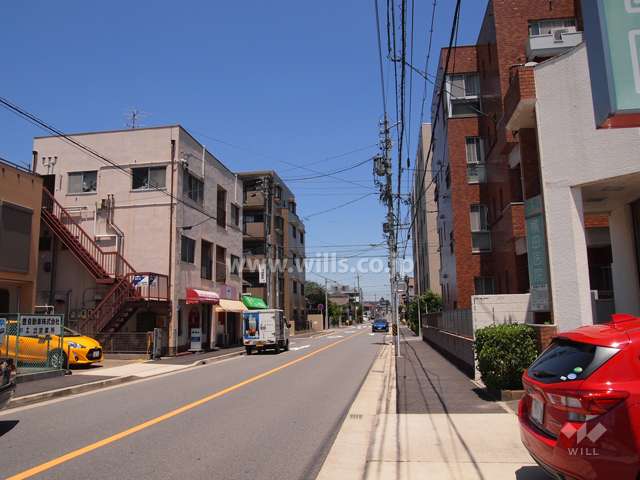 敷地西側の前面道路（南から）