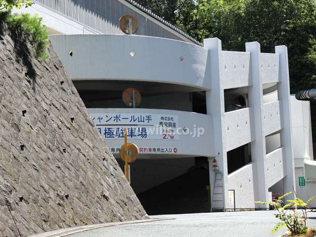 駐車場出入り口。駐車場は全棟共通です。