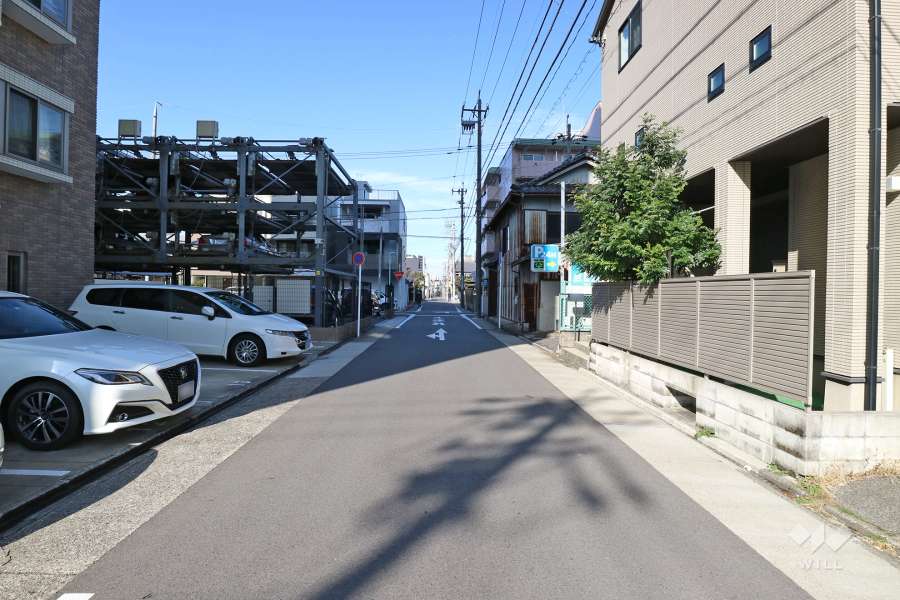 敷地東側の前面道路（南側から）