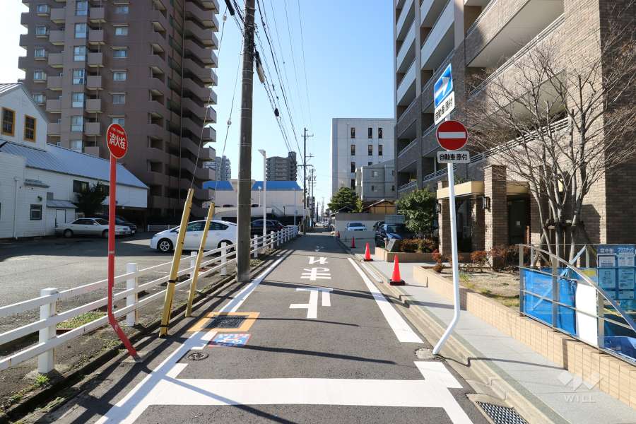 敷地東側の前面道路（北側から）