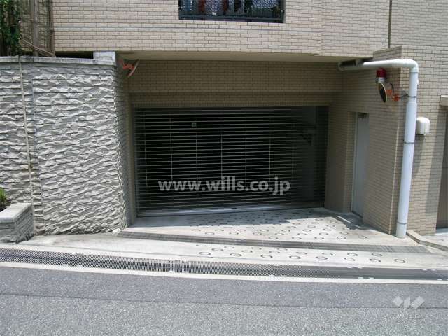 シャッター付きの駐車場入り口