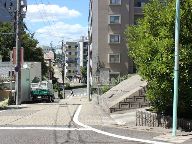 敷地南側の前面道路。坂道です。