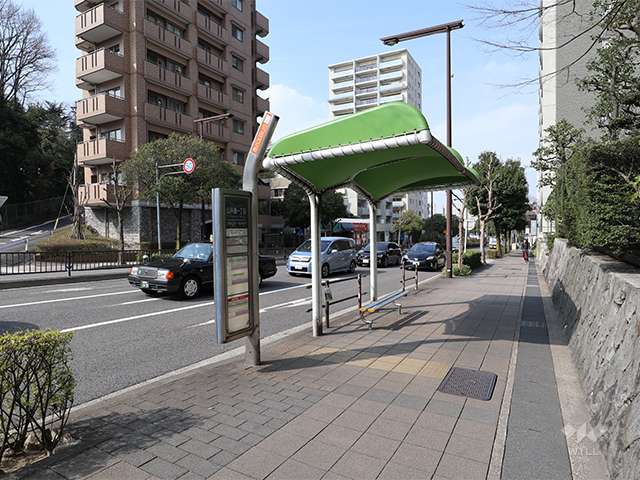 マンション前のバス停