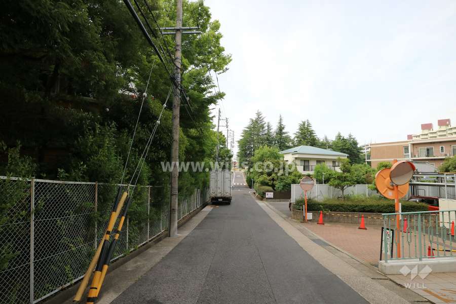 敷地西側の前面道路