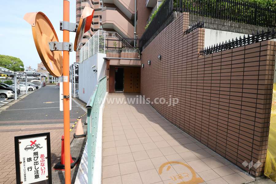 敷地西側のサブエントランスのアプローチ