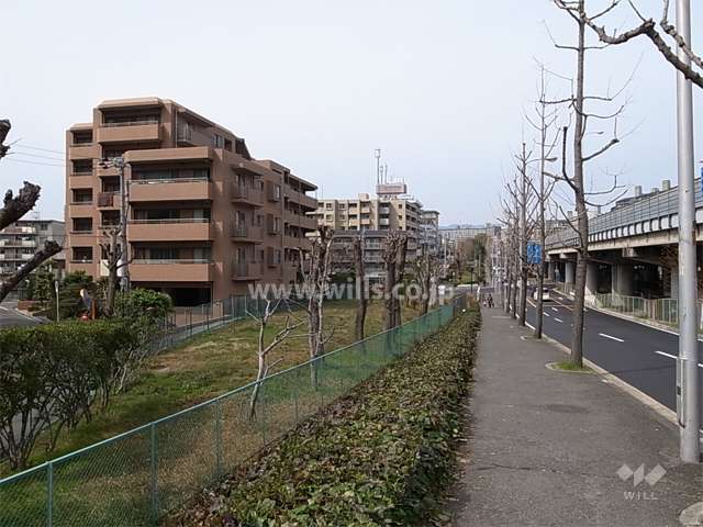 敷地の東側には緑地を挟んで、新御堂筋が走っています。
