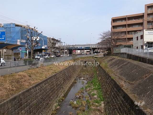 敷地の北側には天竺川が流れています。