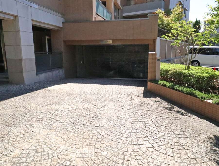 駐車場出入り口(リングシャッター付き)