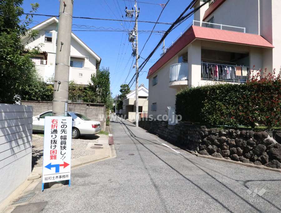 敷地西側の前面道路