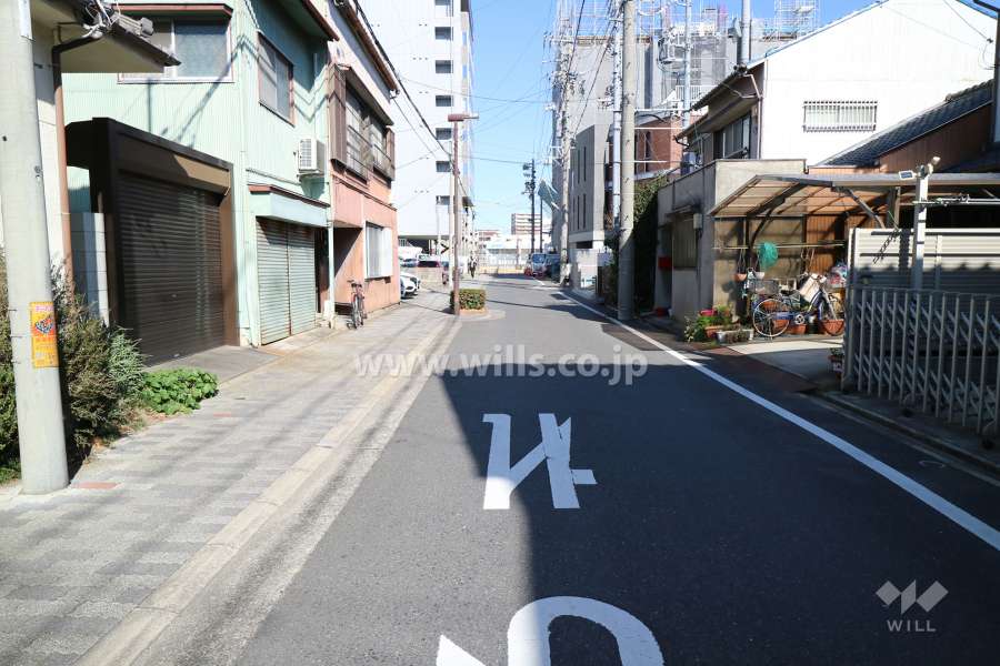 敷地西側の前面道路(南側から)