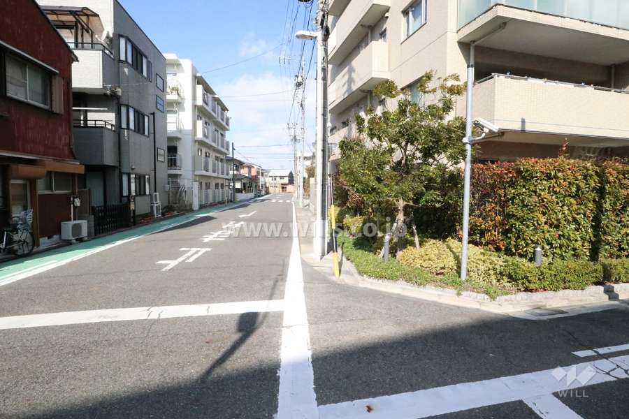 敷地西側の前面道路