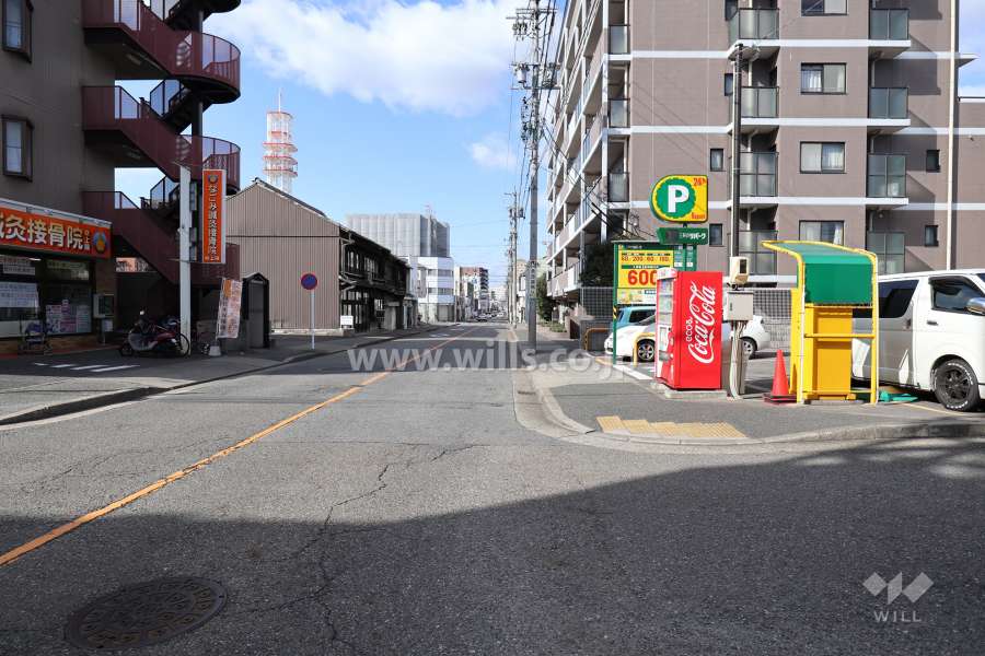 敷地南側の前面道路