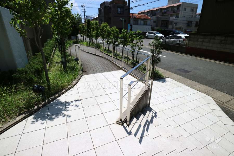 エントランス前のスロープ