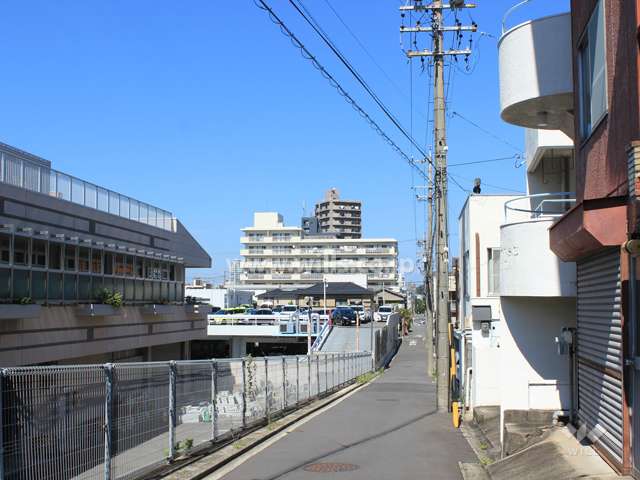 荘苑南田代の遠景。周囲は住宅街です。