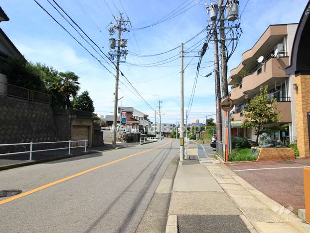 敷地南側の前面道路