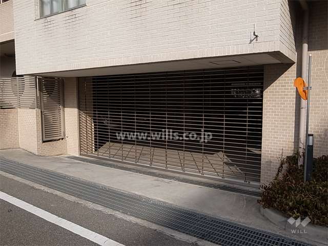 リングシャッター付きの敷地内駐車場