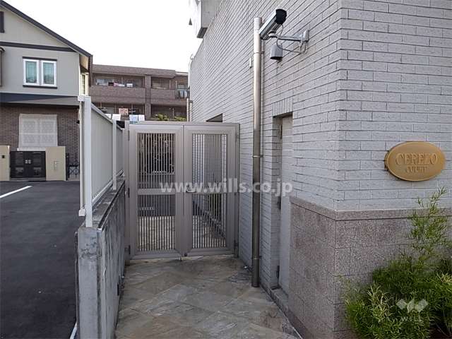 エントランス横にある駐輪場入り口