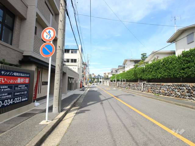 敷地東側の前面道路