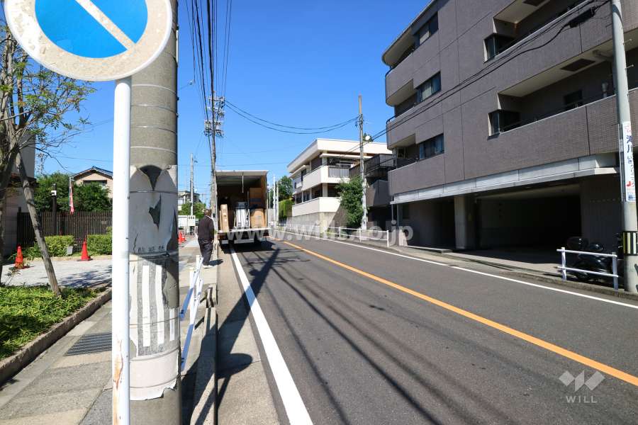 プラウド川名山ガーデンの遠景.隣に小さな公園があります。