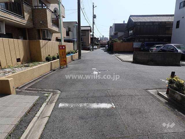 敷地の西側前面道路