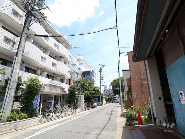 敷地南側の前面道路（西から）