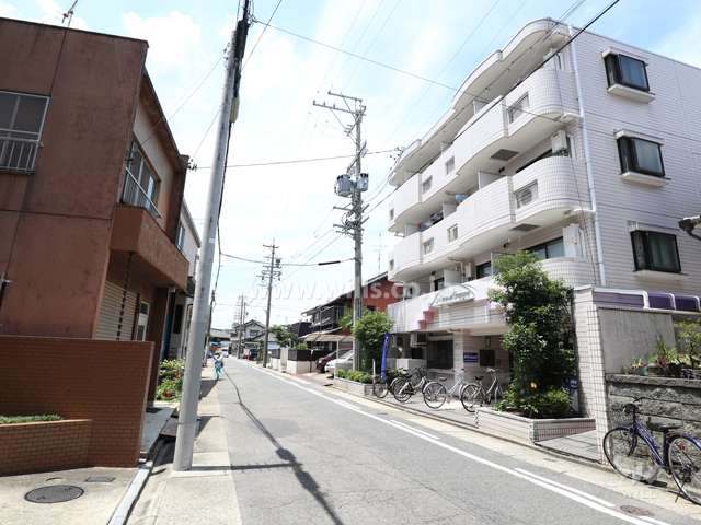 敷地南側の前面道路（東から）