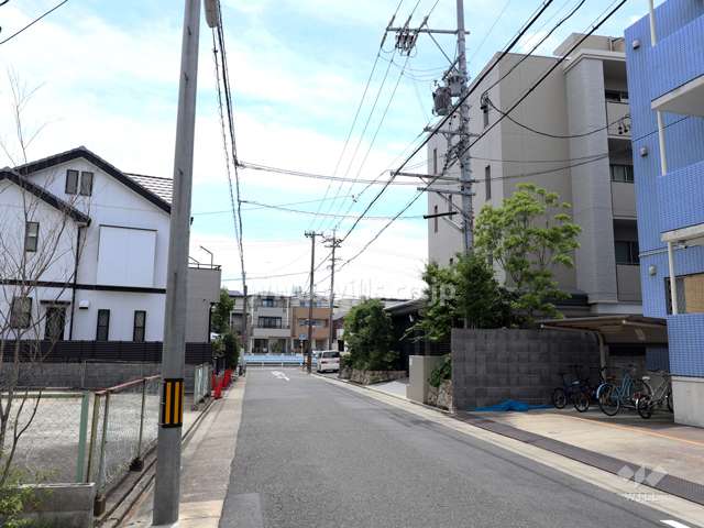 敷地北側の前面道路（西から）