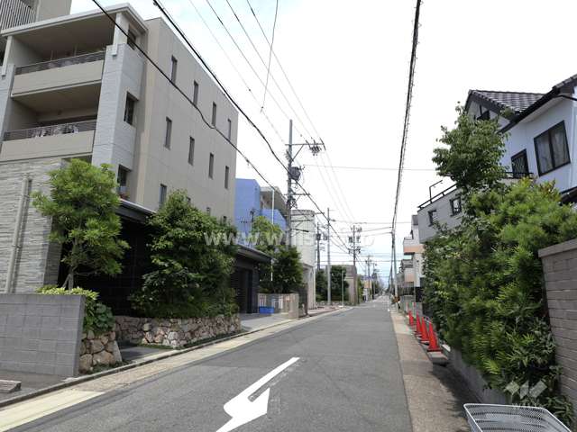 敷地北側の前面道路（東から）