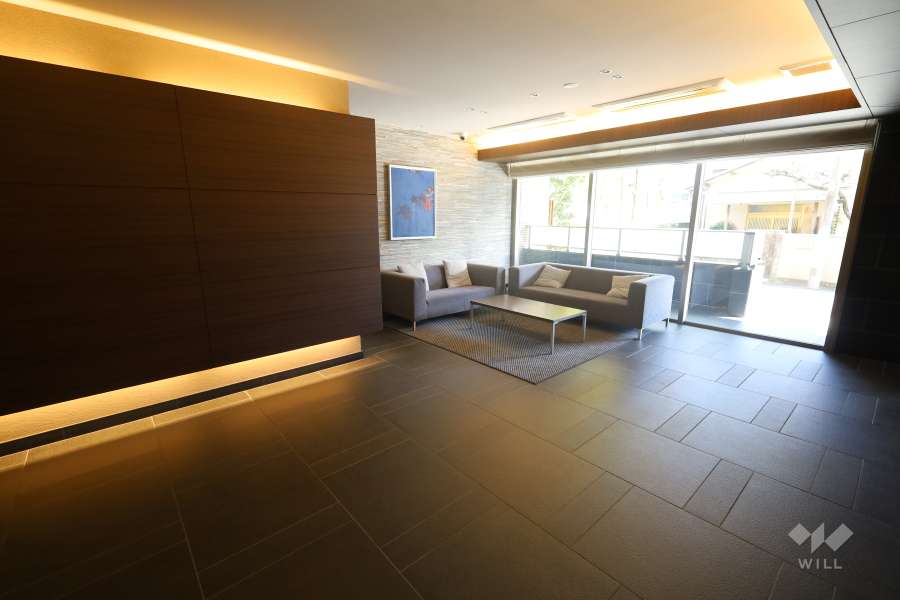 談話スペースとエントランスホール