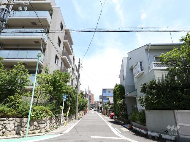 敷地東側の前面道路（南から）