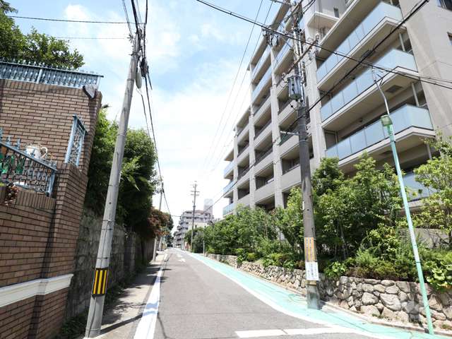 敷地南側の前面道路（東から）