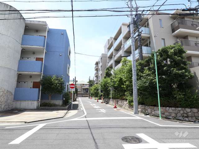 敷地東側の前面道路（北から）