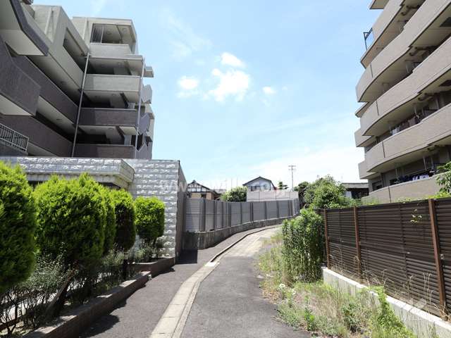 敷地南側の前面道路