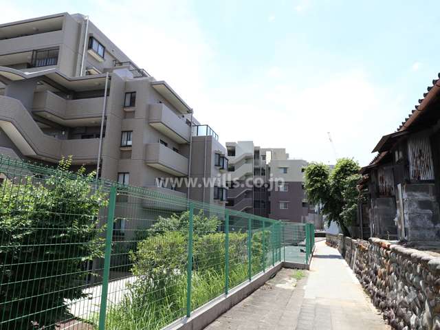 敷地西側の前面道路（自動車は無理。私道？）