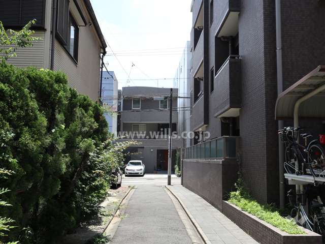 敷地東側の前面道路（北から　歩行者自転車用）
