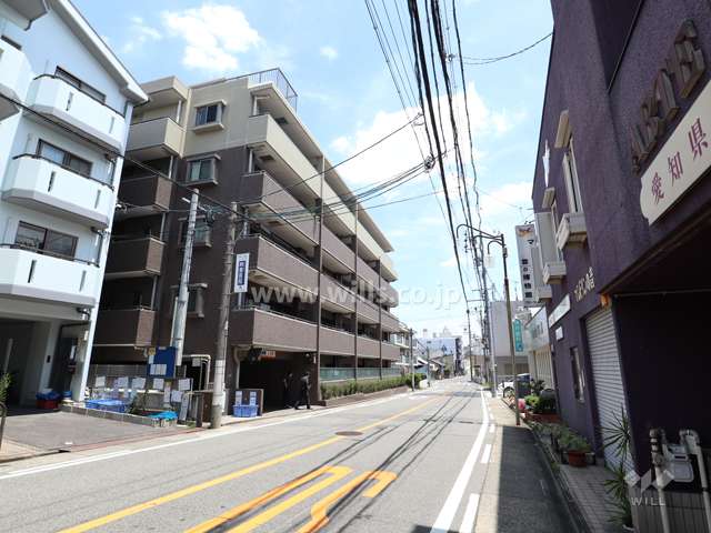 敷地南側の前面道路（西より　交通量多めの二車線）