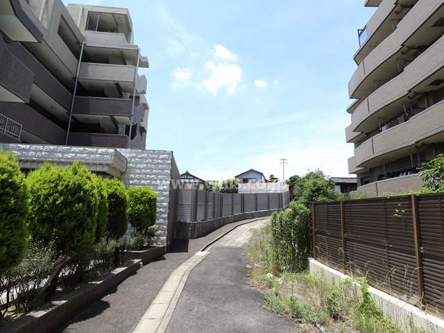 敷地北側の前面道路
