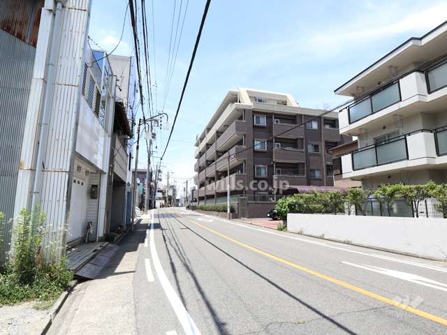 プレミアムレジデンス川名本町の遠景（店舗やマンションが多い）