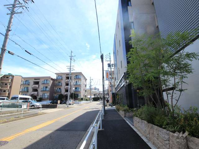 敷地北側の前面道路.バス通りに面しています。