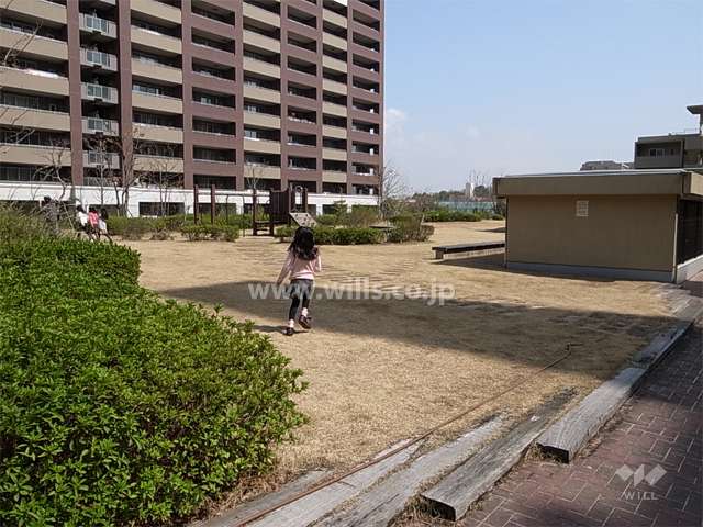 駐車場の上部は広々とした庭園。庭園に面して集会所があります。