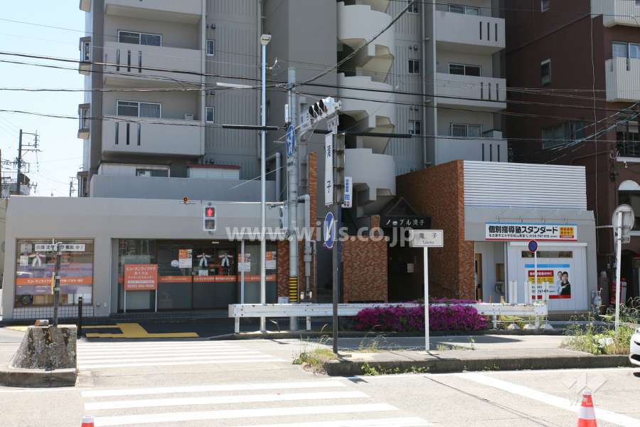 棟内1階には店舗が入っています。