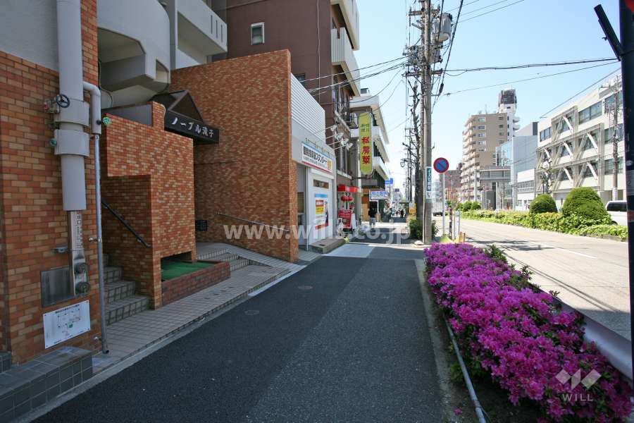 敷地北側の前面道路(八熊通)