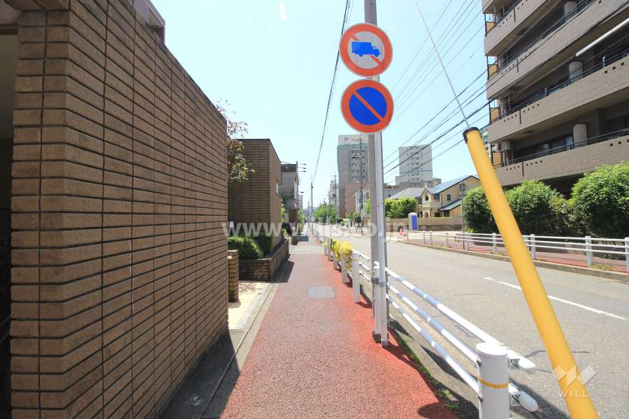 敷地西側の前面道路