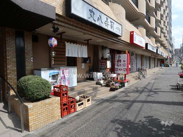 マンションの1階は店舗です