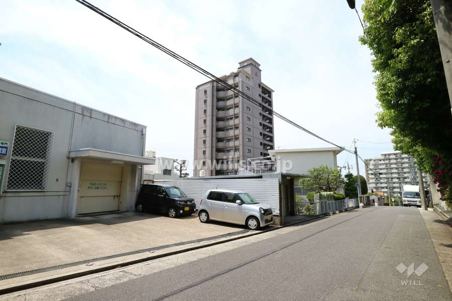 サンハウス滝川の遠景。周辺は住宅の他、店舗や事務所などが混在する街です。